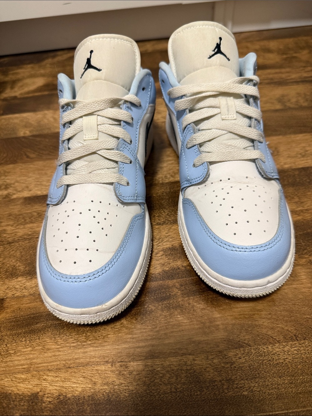 Kids Low-Top Basketball Sneakers in White and Light Blue - Jordan
